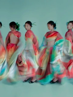 Série mode en pose longue aux voiles colorés, colorimétrie et retouche sur Photoshop